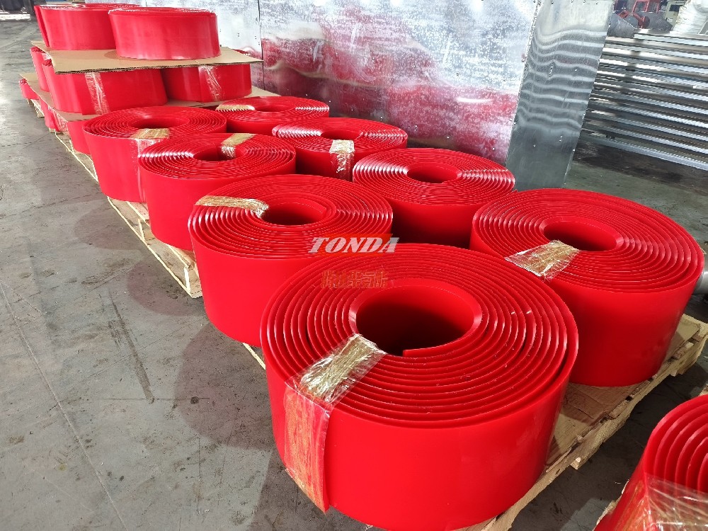 红色单侧斜边聚氨酯裙板